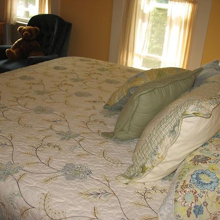 Hugging Bear Inn Bellows Falls Extérieur photo