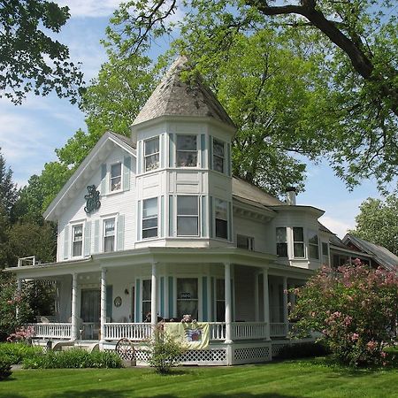 Hugging Bear Inn Bellows Falls Extérieur photo