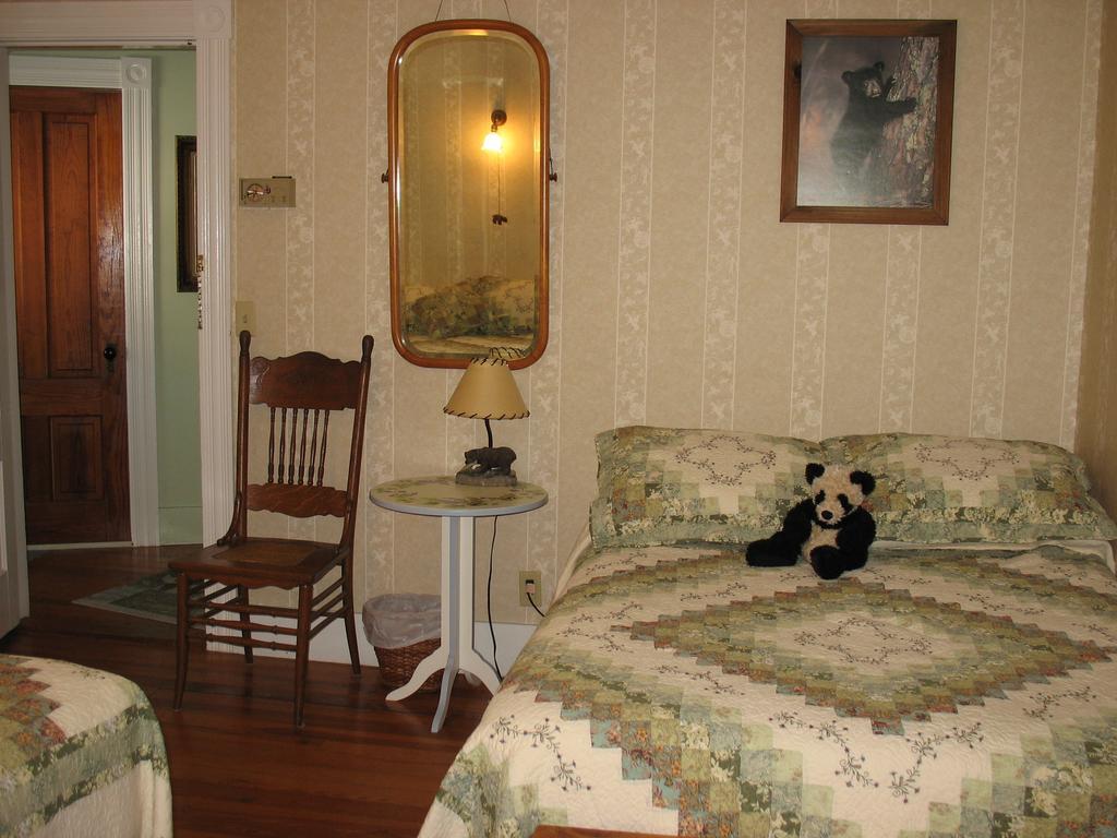 Hugging Bear Inn Bellows Falls Extérieur photo