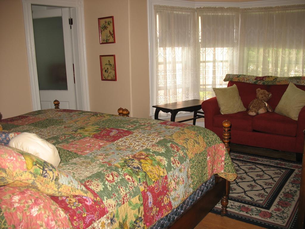 Hugging Bear Inn Bellows Falls Extérieur photo