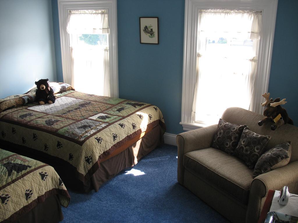 Hugging Bear Inn Bellows Falls Extérieur photo