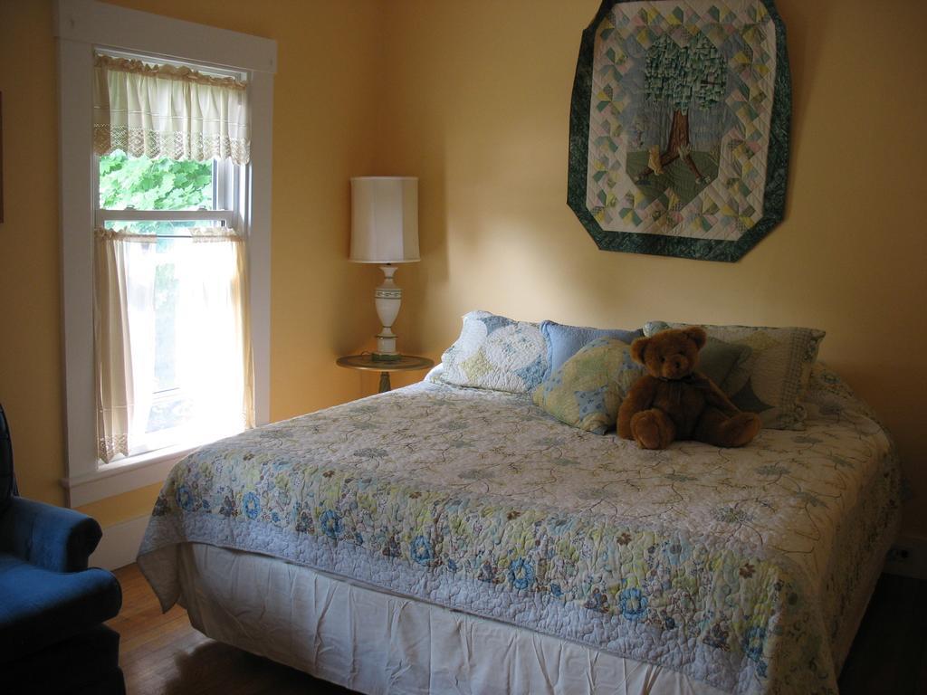 Hugging Bear Inn Bellows Falls Extérieur photo