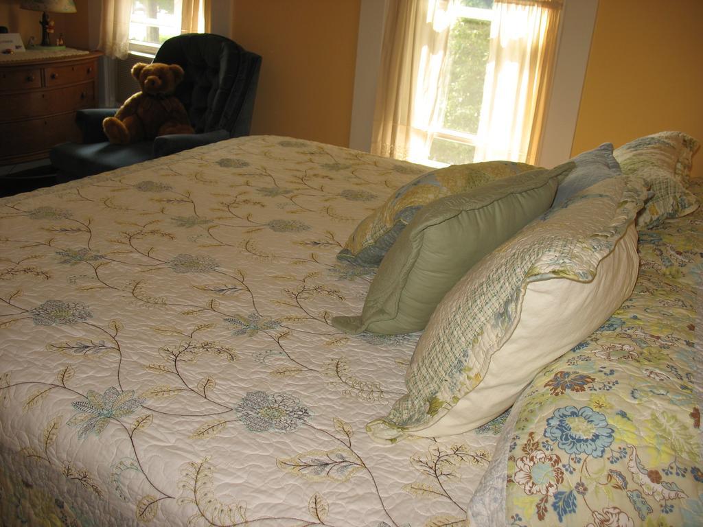 Hugging Bear Inn Bellows Falls Extérieur photo