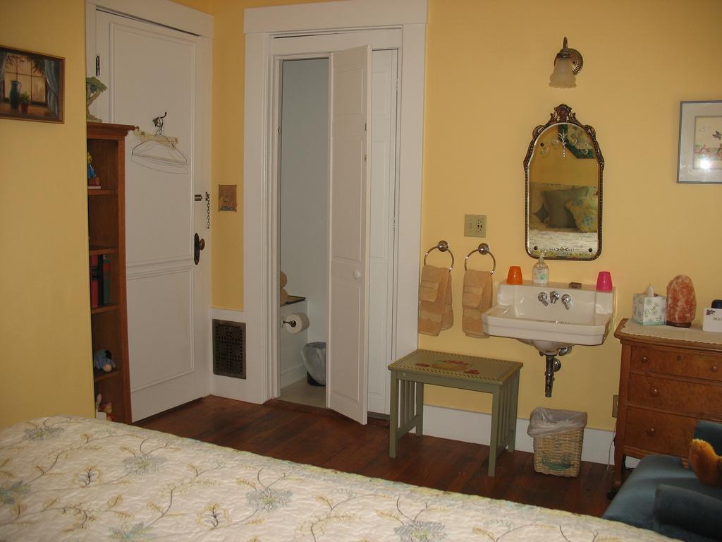 Hugging Bear Inn Bellows Falls Extérieur photo