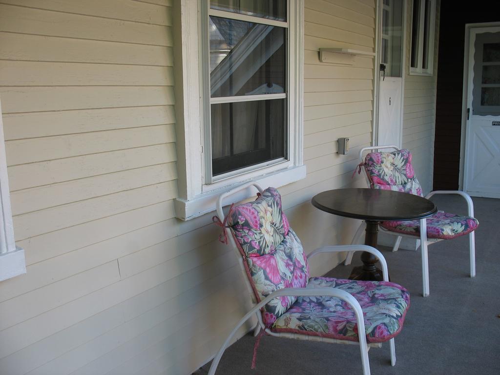 Hugging Bear Inn Bellows Falls Extérieur photo