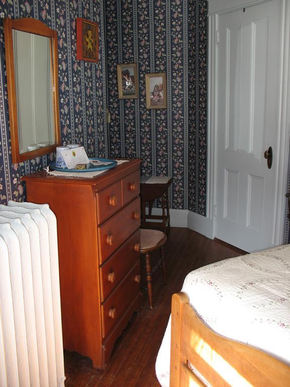 Hugging Bear Inn Bellows Falls Extérieur photo