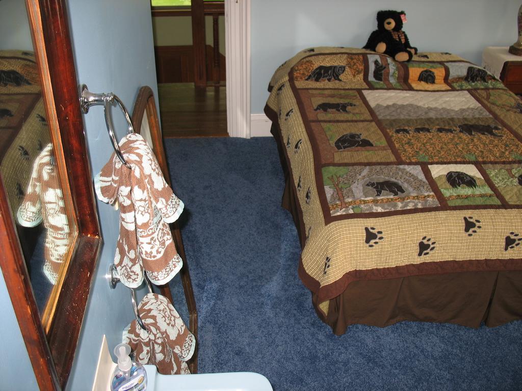 Hugging Bear Inn Bellows Falls Extérieur photo