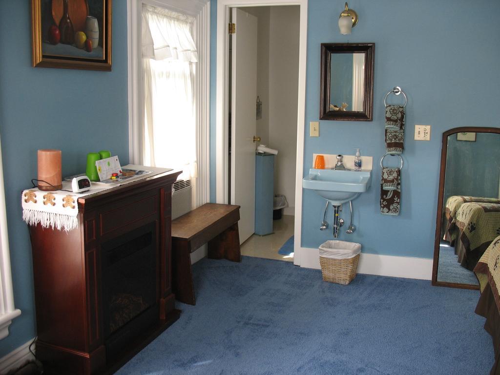 Hugging Bear Inn Bellows Falls Extérieur photo