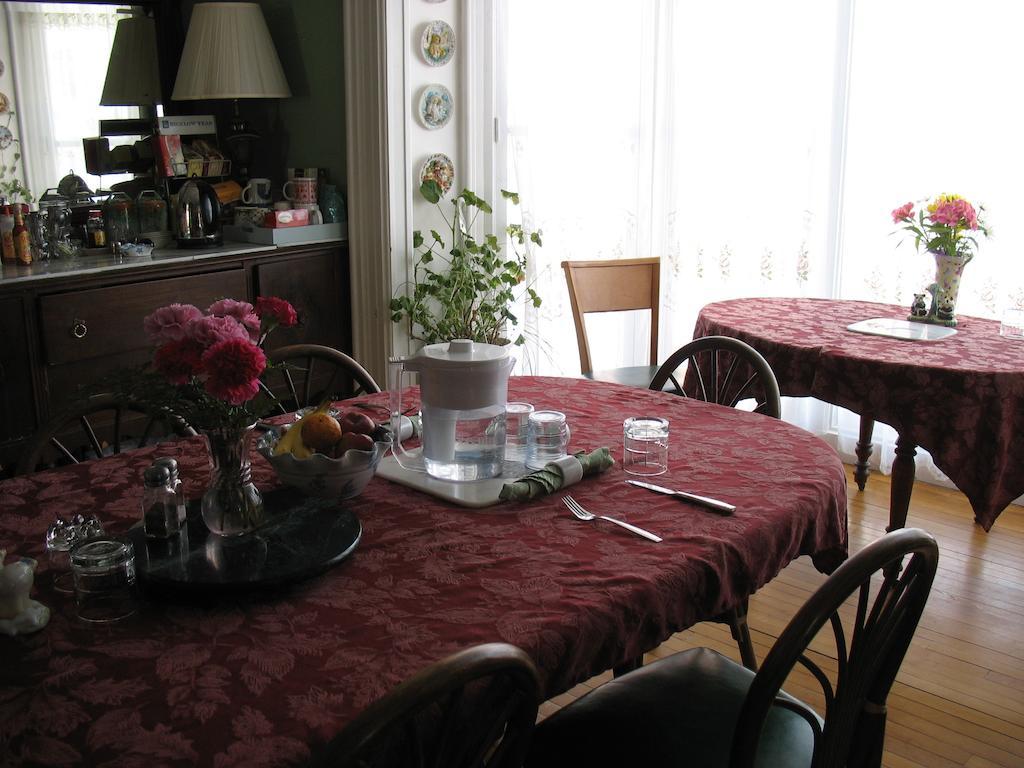 Hugging Bear Inn Bellows Falls Extérieur photo