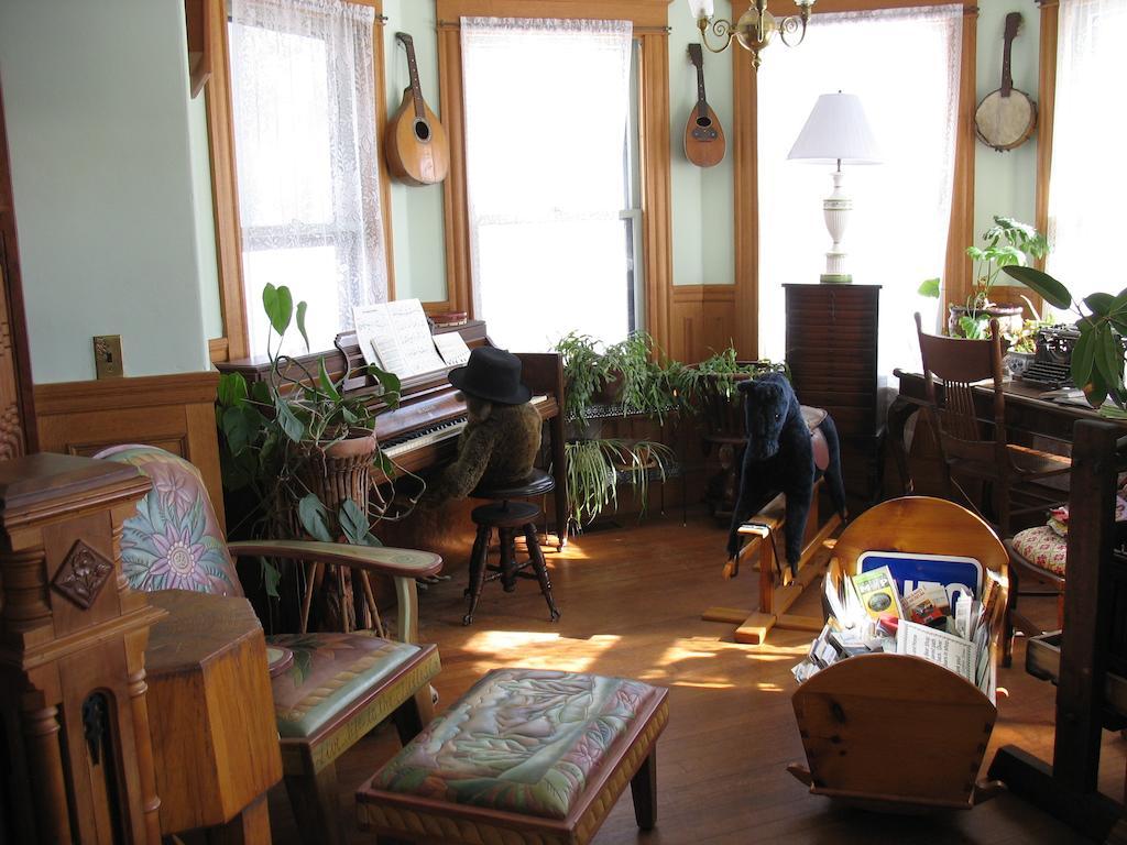 Hugging Bear Inn Bellows Falls Extérieur photo