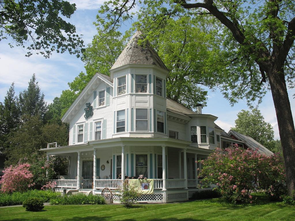 Hugging Bear Inn Bellows Falls Extérieur photo